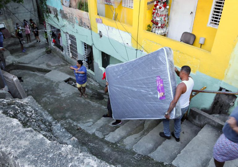 Luis Alberto continúa asistiendo a cientos de familias en SDE afectadas por las lluvias