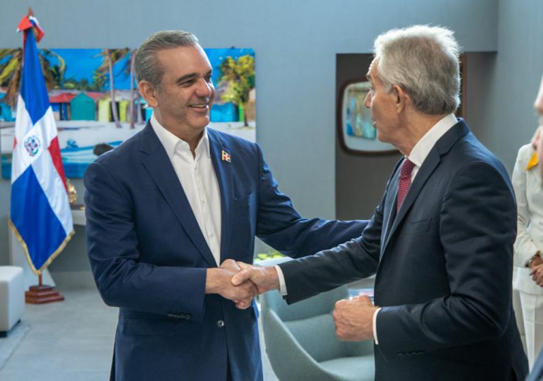 Tony Blair se reúne con el presidente Luis Abinader