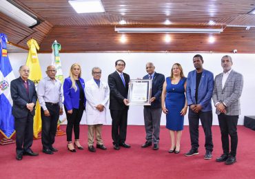 Ministro de Salud recibe reconocimiento del CMD y exhorta a la unidad de la clase médica