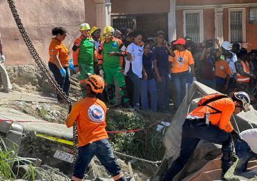 Galeria| Defensa Civil continúa trabajando en el rescate de personas atrapadas dentro de autobús accidentado