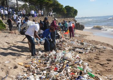 Autoridad Portuaria Dominicana realiza jornada de limpieza de playa