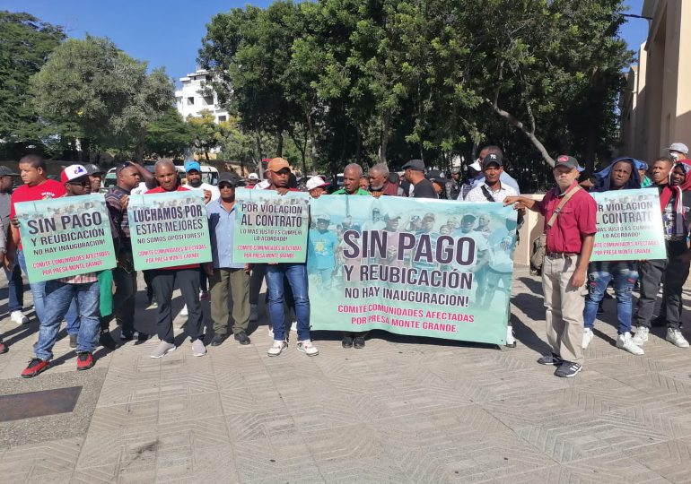 Campesinos de Monte Grande protestan frente al Palacio Nacional