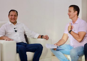 Abel Martínez realiza visita de compromiso en El Estrecho, Puerto Plata