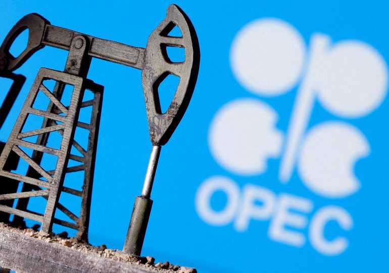 El petróleo baja y la presión sube sobre la Opep+