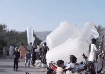 #VIDEO: Habitantes de Pakistán se ven obligados a comprar gas natural en bolsas plásticas