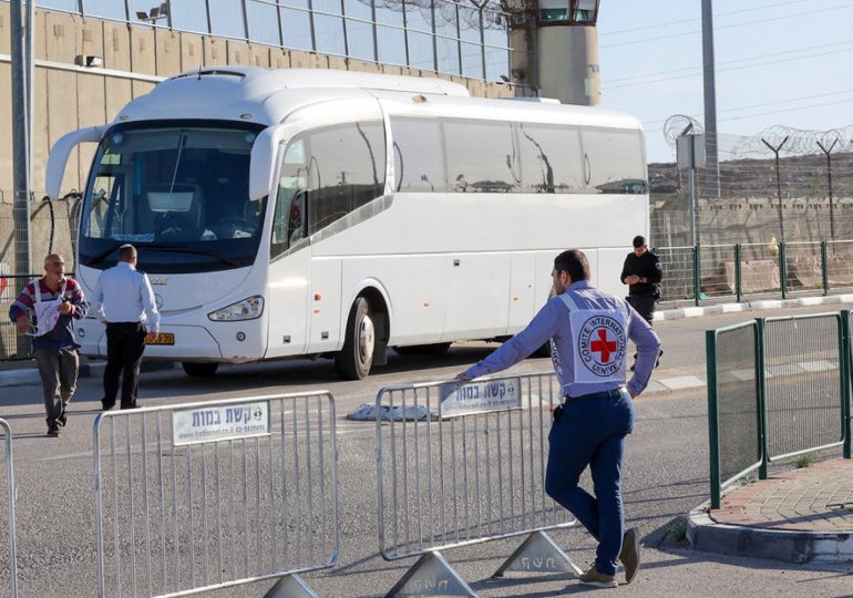 Hamás libera al primer grupo de rehenes israelíes