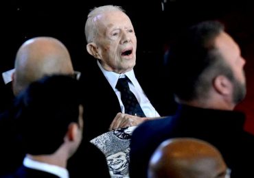 Jimmy Carter, de 99 años, hace una rara aparición en el servicio conmemorativo de su difunta esposa Rosalynn Carter
