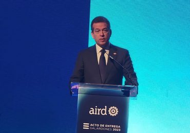 César Iglesias gana el galardón "Nacional a la Industria Dominicana 2023" de la AIRD