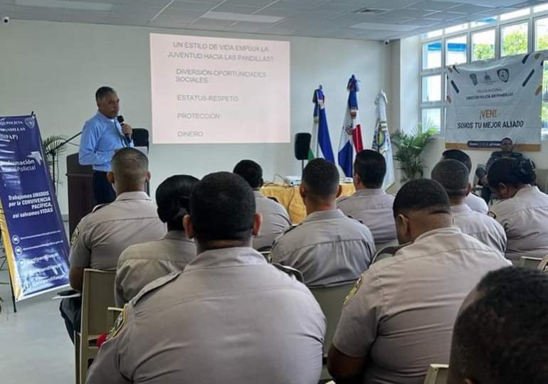 Oficiales de la Policía participan en talleres de prevención de pandillas y violencia intrafamiliar