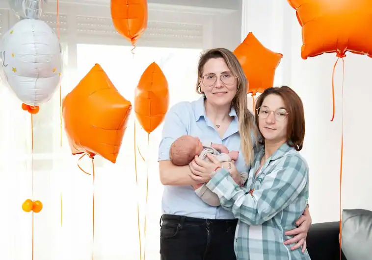 Derek Eloy, primer bebé en Europa gestado en el vientre de sus dos madres