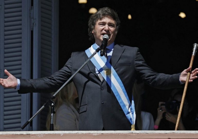 Milei promete un "shock" económico al asumir el poder en Argentina