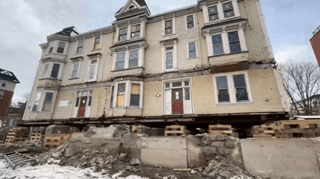 VIDEO | Trasladan un edificio histórico canadiense con 700 pastillas de jabón