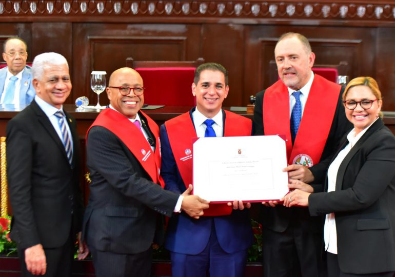 Víctor Fadul se gradúa de Maestría en Derecho Constitucional y Derecho Público