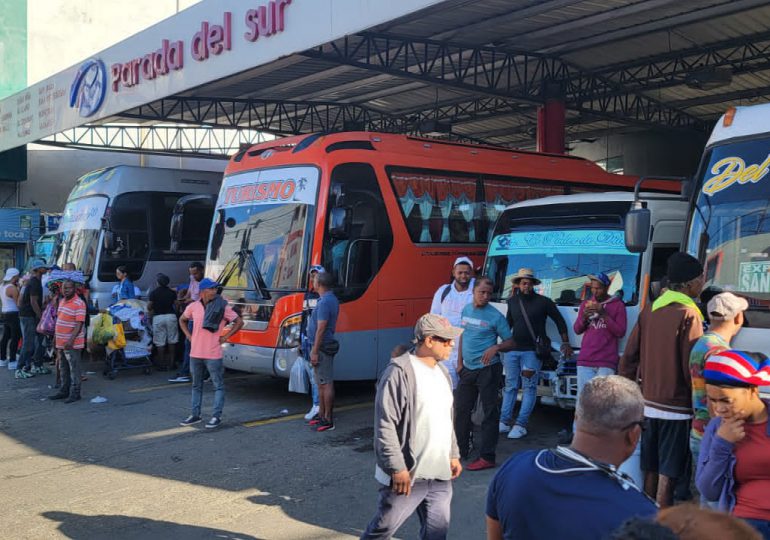 Pasajeros empiezan a salir de la ciudad para Navidad; inconformes con precios de pasajes