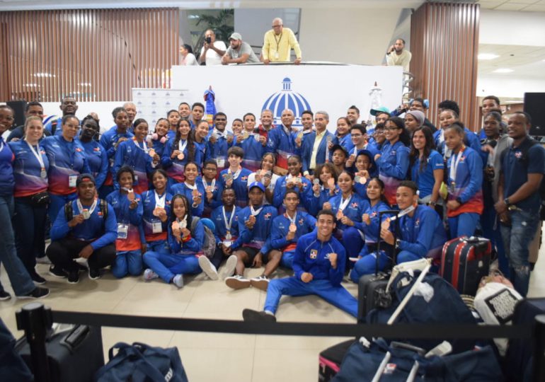 Miderec recibe con júbilo delegación atletas compitieron Juegos Escolares Venezuela 2023