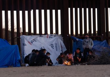 Migrantes malviven en campamentos en el desierto: "La nueva normalidad" en la frontera de EEUU