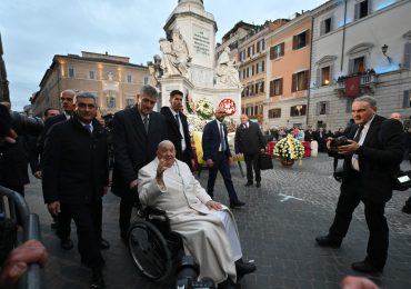 El papa se da un baño de multitudes en una ceremonia en Roma