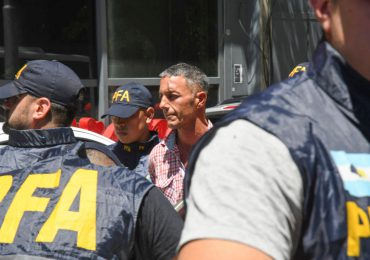 Detienen a hombre que arrojó botella a Milei en asunción presidencial de Argentina