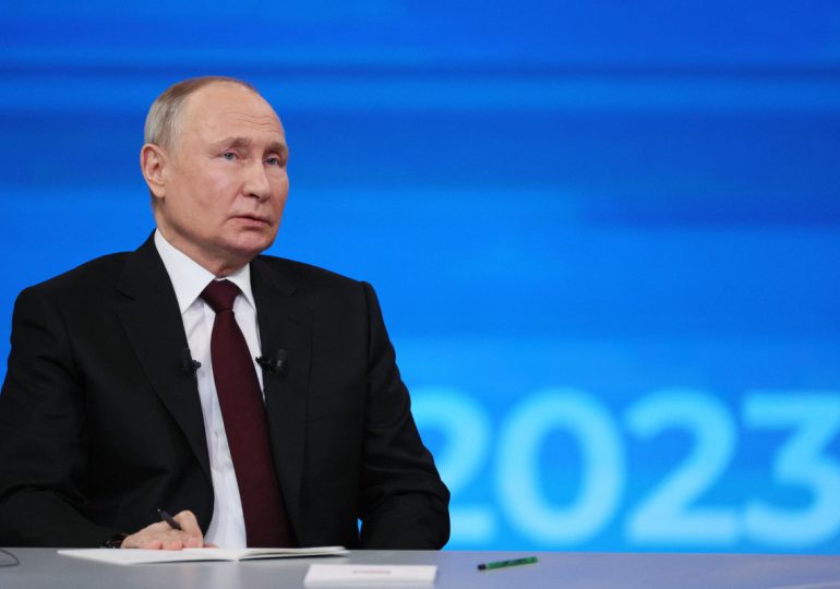 Putin frente a su doble virtual en su tradicional sesión de preguntas y respuestas