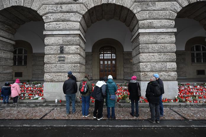 La facultad de Artes de Praga, escenario de un mortífero tiroteo, cerrada hasta febrero