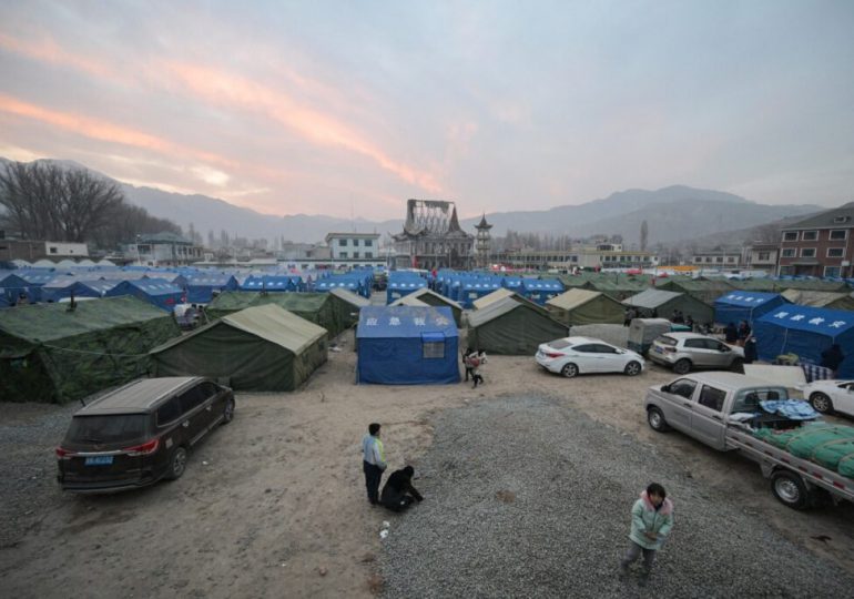 Sobrevivientes del terremoto en China se enfrentan a un frío glacial