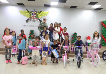 ADEOFA distribuyen juguetes a hijos de militares