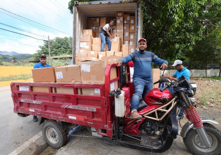 INABIE entrega útiles escolares a estudiantes afectados por disturbio tropical en San José de Ocoa