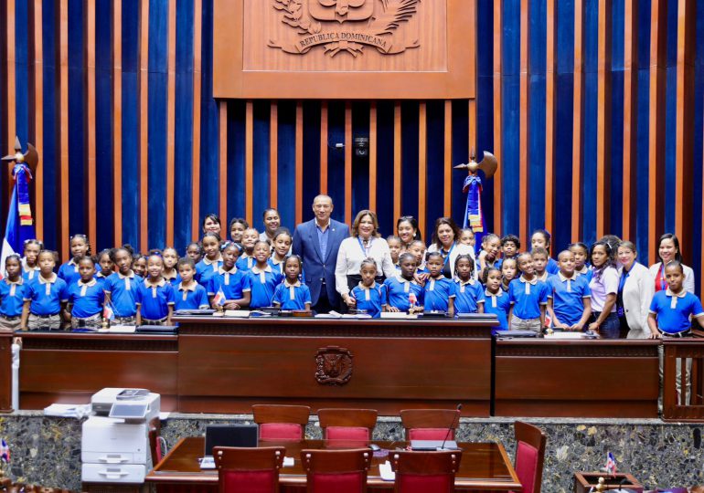 Senado recibe a niños y niñas del Hogar Escuela Doña Chucha