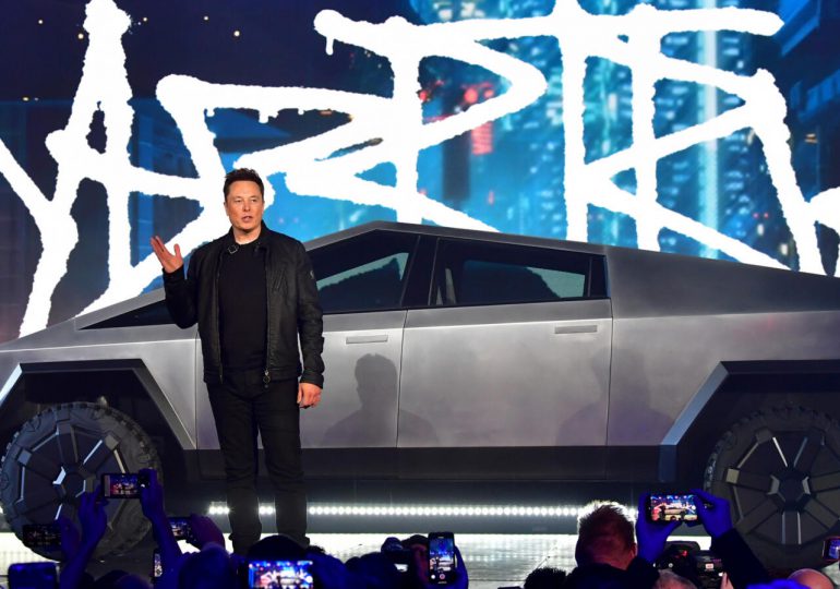 Elon Musk entrega su Cybertruck, la "troca" del futuro de Tesla
