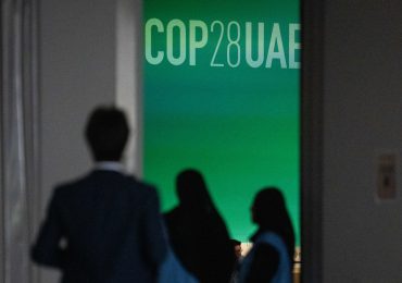 La COP28 aprueba un acuerdo para "transitar" hacia el fin de los combustibles fósiles