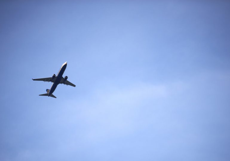 Un argelino logra volar hasta Francia en el tren de aterrizaje de un avión