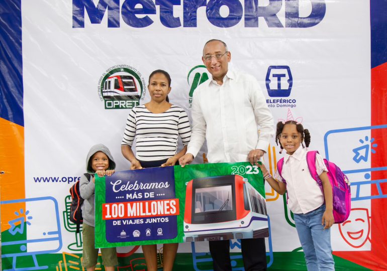 Opret celebra 100 millones de viajeros anuales en el Metro Santo Domingo; usuaria gana un año de viajes