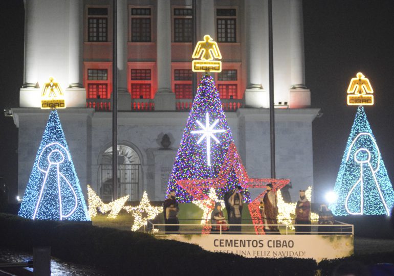 Cementos Cibao enciende luces navideñas en el Monumento a los Héroes de la Restauración