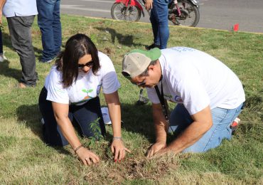 Coraasan y Medio Ambiente realizan jornada de siembra en la zona norte de Santiago