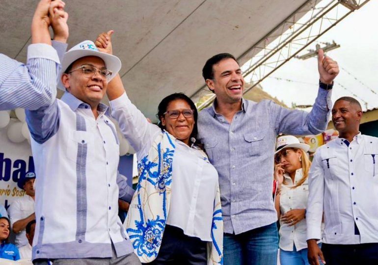 Roberto Ángel juramenta en PRM regidora Gabriela Quezada junto a 203 dirigentes del PLD y FP en Azua