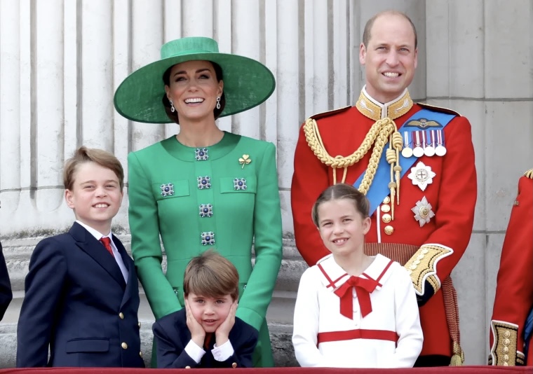 Kate Middleton y Príncipe William celebraron la Navidad con una fotografía protagonizada por sus tres hijos