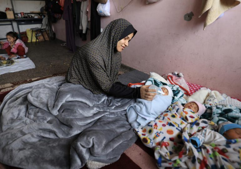 Una palestina desplazada por la guerra de Gaza da a luz a cuatrillizos