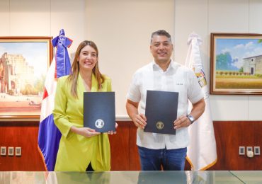UNIBE y Arajet firman convenio de cooperación para impulsar el espíritu emprendedor de los estudiantes