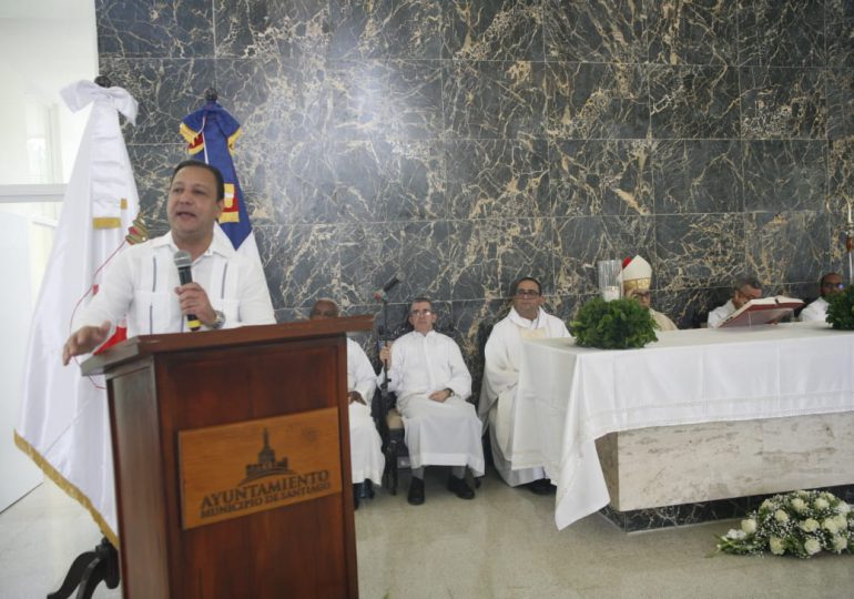 Abel Martínez entrega remozamiento capilla cementerio El Ingenio