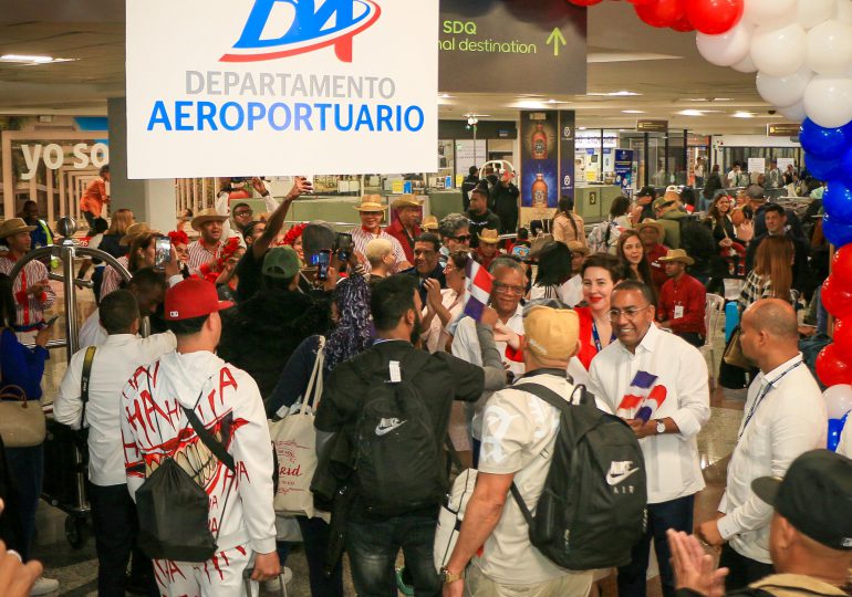 VIDEO | Departamento Aeroportuario da bienvenida a diáspora dominicana a ritmo de música típica y baile