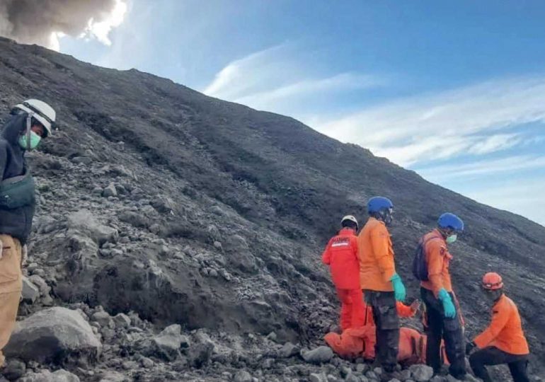 Sube a 22 el número de muertos por erupción volcánica en Indonesia