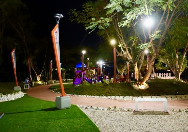 Alcaldía Santiago construyó en Villa María hermoso parque con área infantil y juegos inclusivos