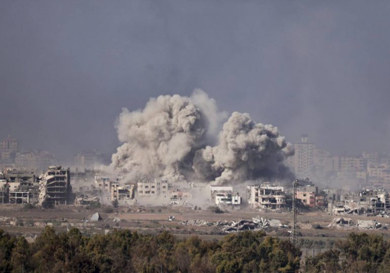 Israel bombardea el sur de Gaza tras amenazas de Hamás sobre rehenes