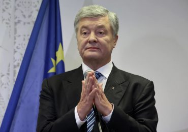 En Ucrania niegan salida del país al expresidente Poroshenko