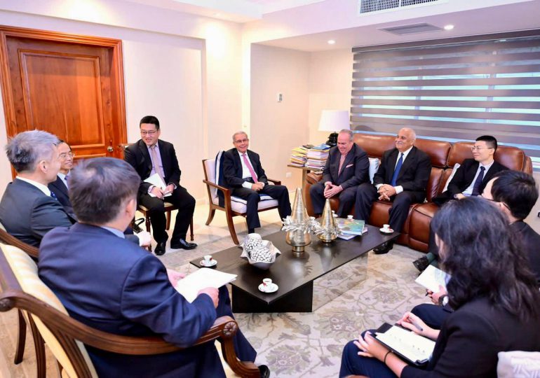 Danilo Medina recibe delegación de la República Popular China
