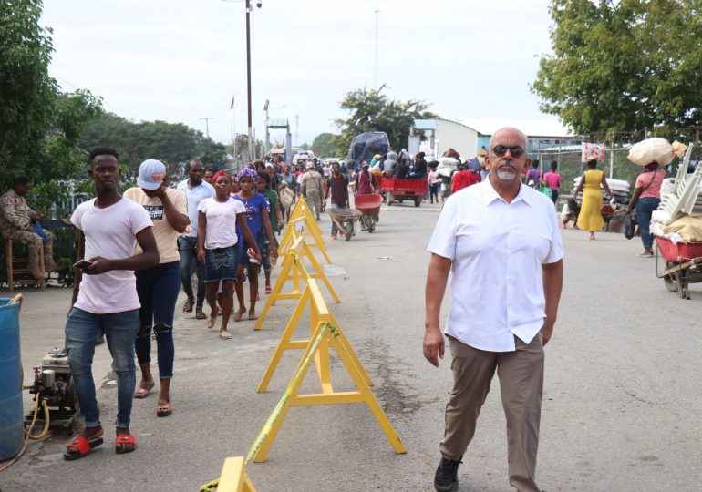 Presidente de KARDISA Héctor Kildere Taveras visita mercado de Dajabón