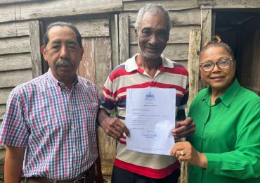 Gobernacion entrega orden de 176,000 pesos para construcción de vivienda en Dajabón