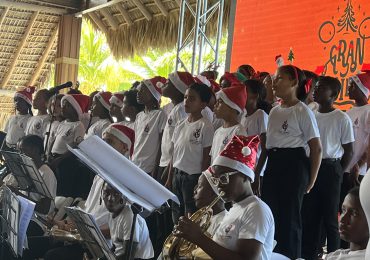 Niños y jóvenes de Verón se lucen en concierto sinfónico navideño en Punta Cana