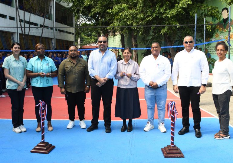 INEFI entrega tres canchas remozadas y utilería a Centro Educativo Santa María de Altagracia, en Villa Juana