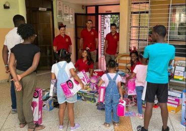 Embajada de EE.UU en República Dominicana obsequia juguetes a niños de La Casa Rosada de SDE
